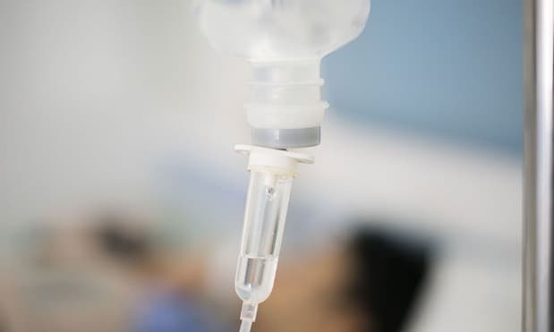 ¿Por qué usar solución salina en curaciones médicas?